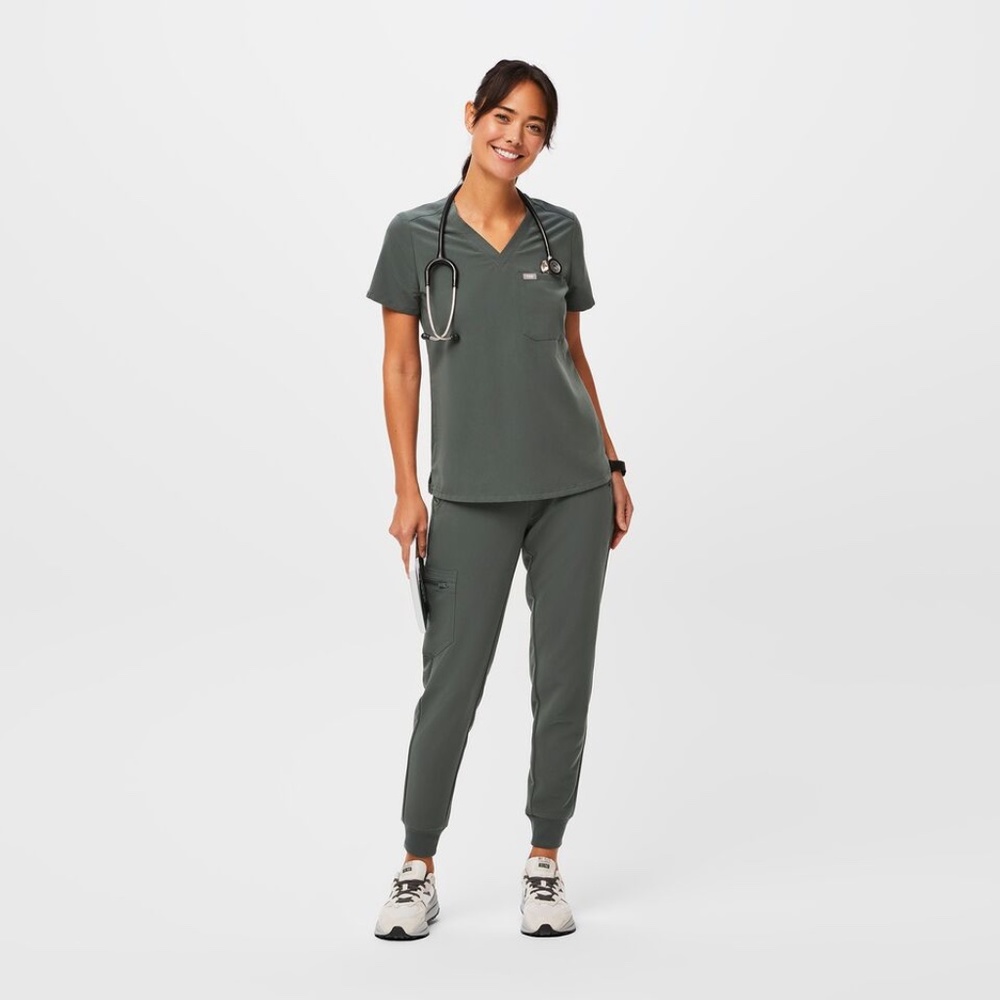 FIGS Bonsai Scrubs set, Catarina Top S, Zamora High Waisted Jogger XS